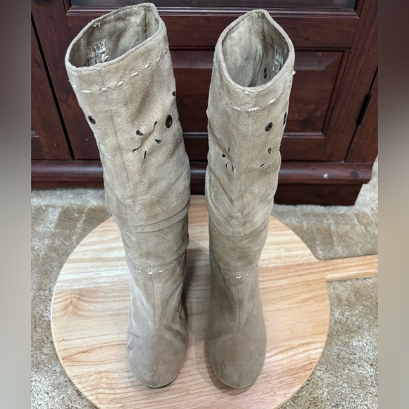 REPORT BEIGE SUEDE SLOUCHY DECORATIVE CUT OUT WEDGE BOOTS SIZE 7 - Picture 5 of 10